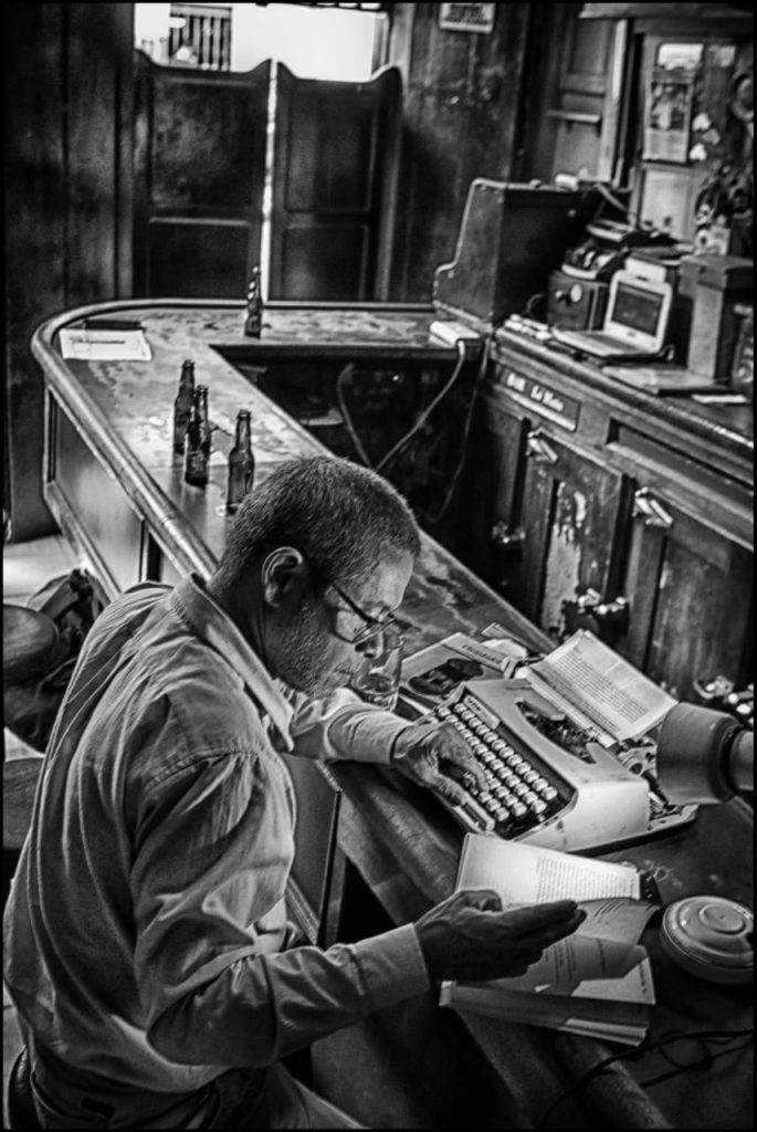 Sobre el libro Crónicas de botiquín de Rukleman Soto. Una lectura cercana que indaga en la propuesta estética y antropológica de estas crónicas que viajan por bares emblemáticos de la venezolanidad.